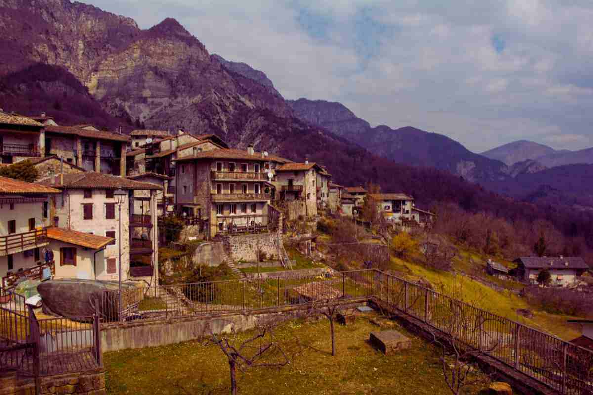 Il borgo di pietra che sotto la neve sembra un set cinematografico