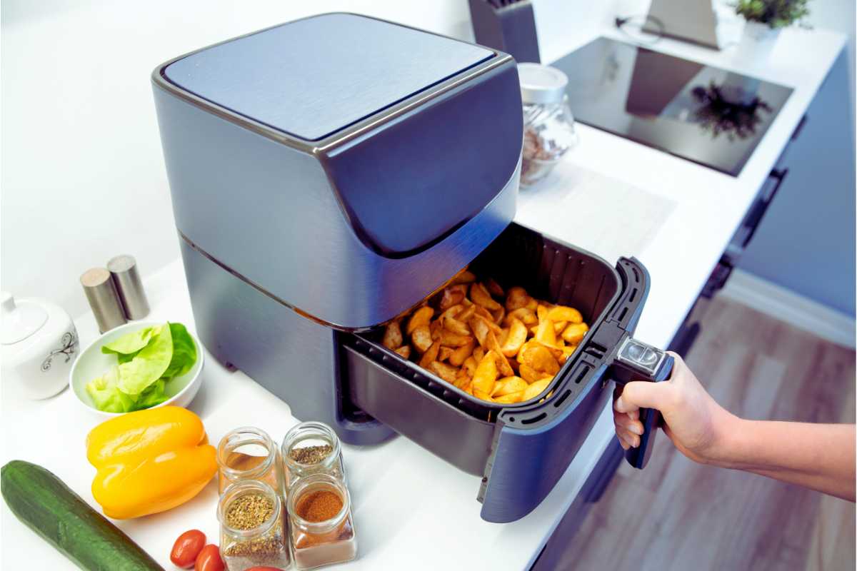 Metti l’acqua nella friggitrice ad aria? Il disastro che rischi