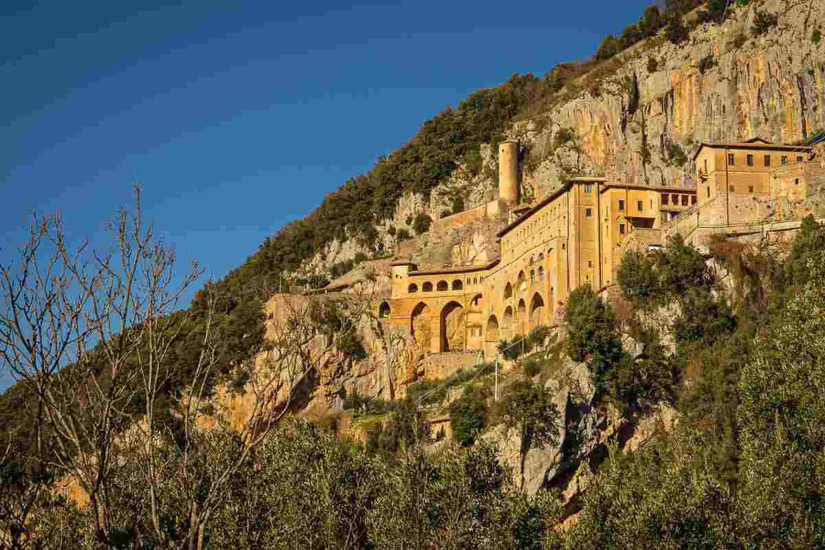 Vicino Roma esiste un monastero magico scavato nella roccia, dove si trova