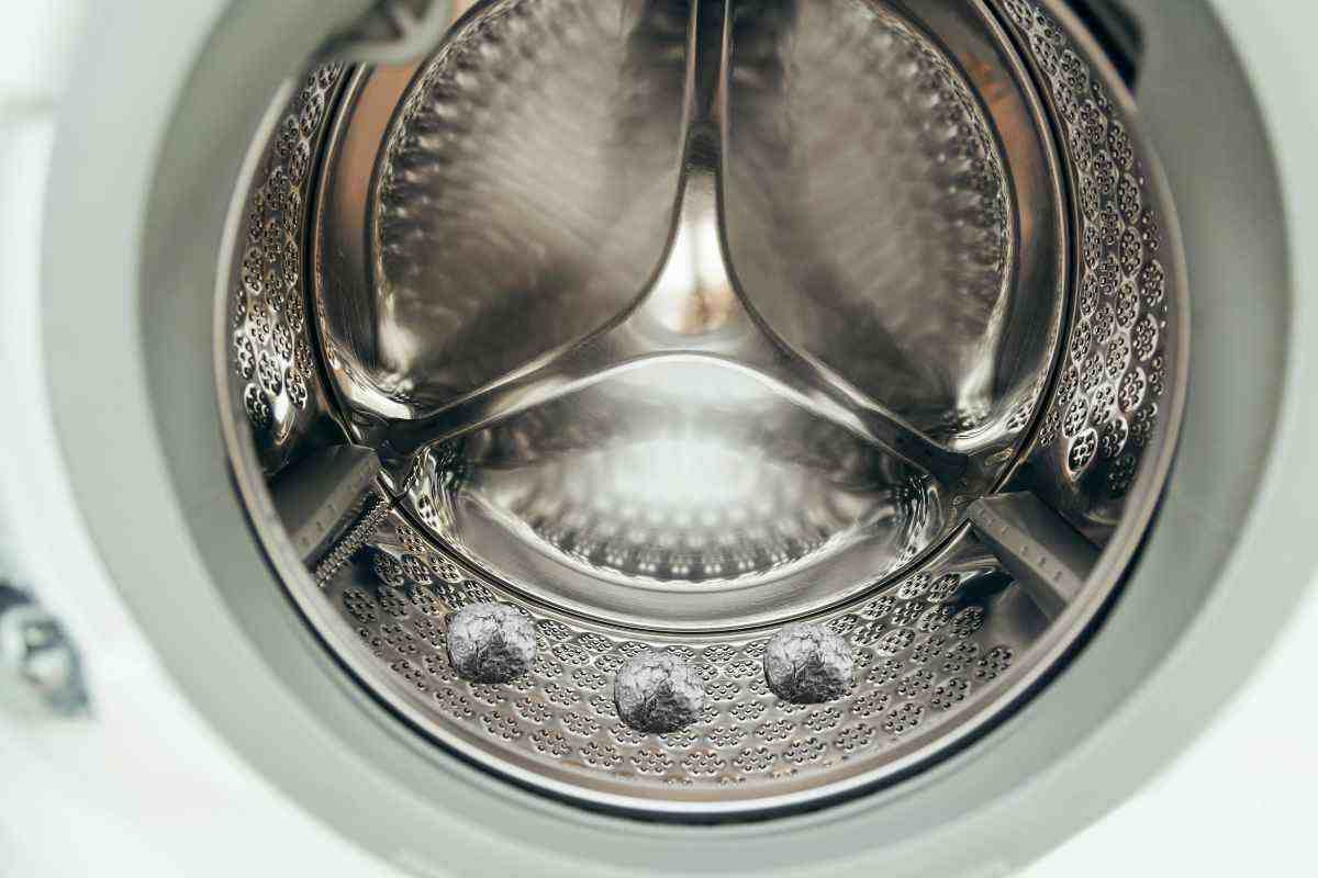 Metti tre palline di foglio di alluminio in lavatrice: io ho risolto