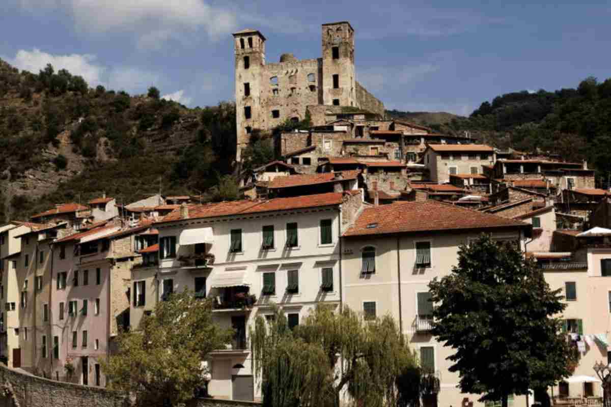 Tra le tradizioni più radicate, spicca la leggenda legata alla michetta, un dolce tipico locale a forma simbolica, nato come celebrazione della vittoria