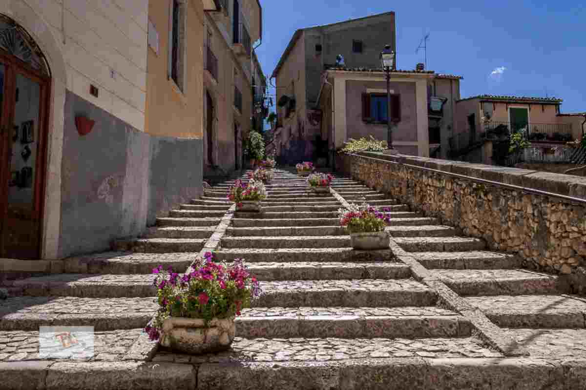 Per gli amanti delle due ruote, l’area intorno a Pacentro offre un percorso ideale per una gita in moto che si snoda tra paesaggi montani