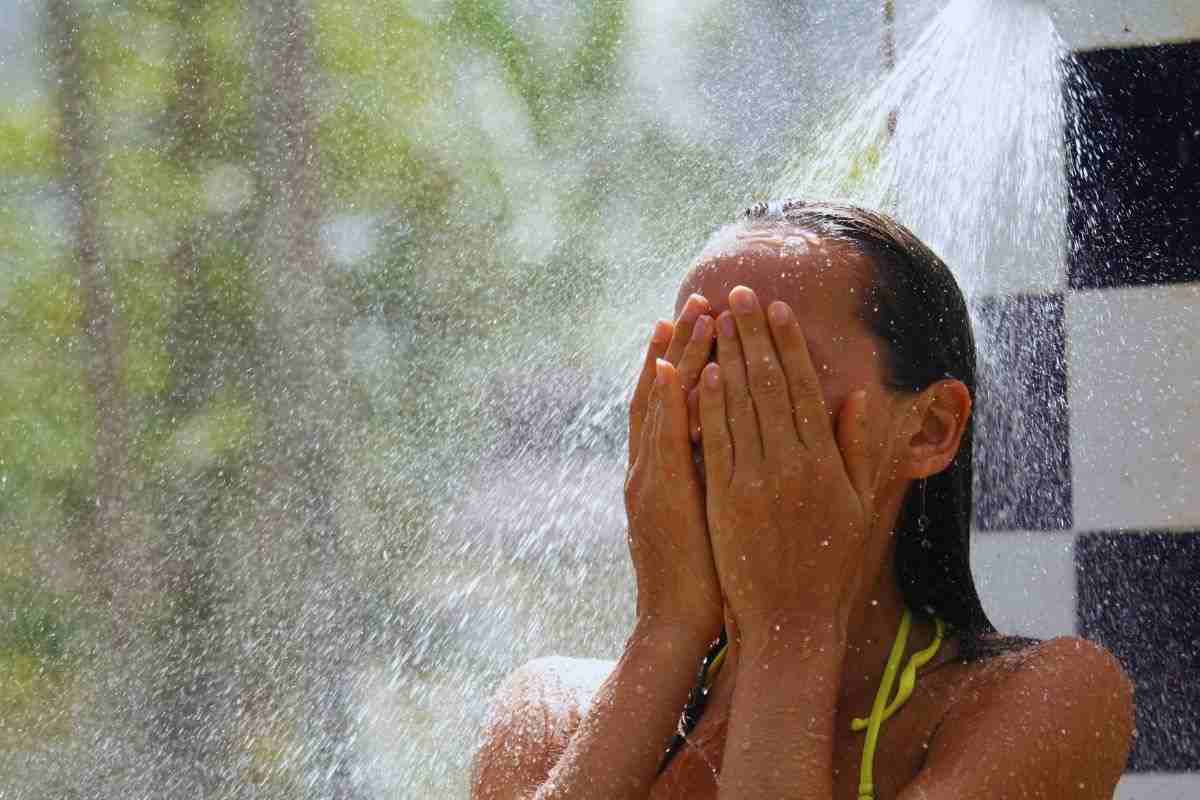 come lavare il viso sotto la doccia