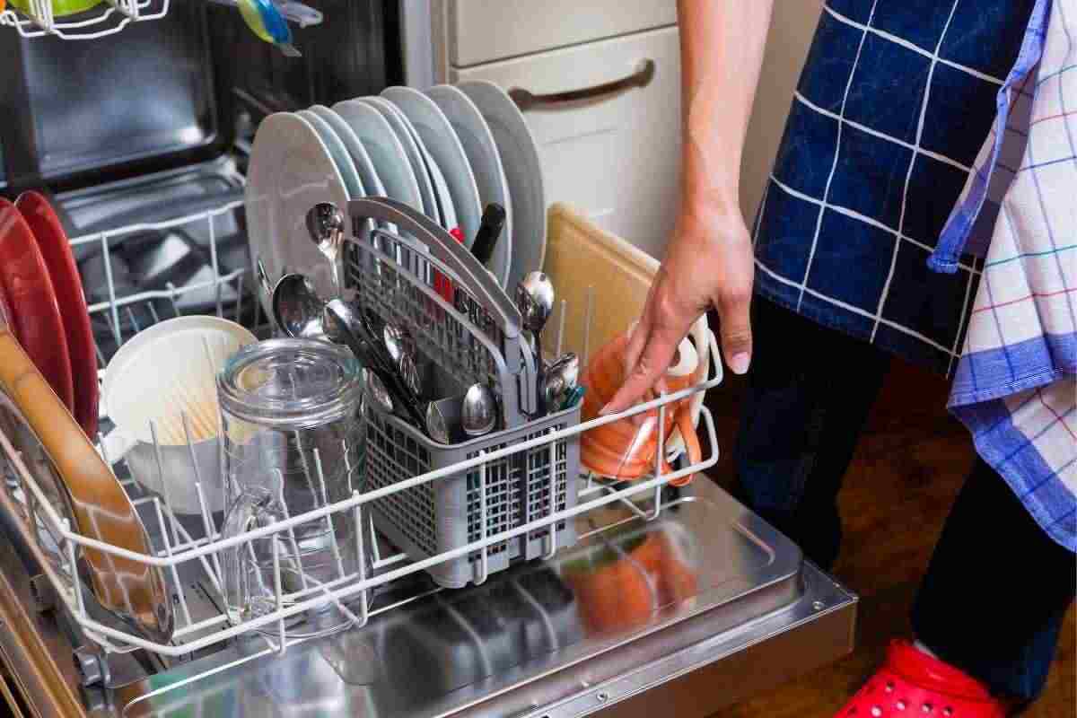 Lavare i piatti a mano o in lavastoviglie, come si risparmia di più, i dettagli