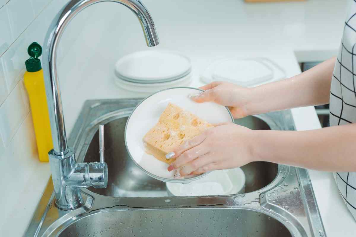 Lavare i piatti a mano o in lavastoviglie, come si risparmia di più